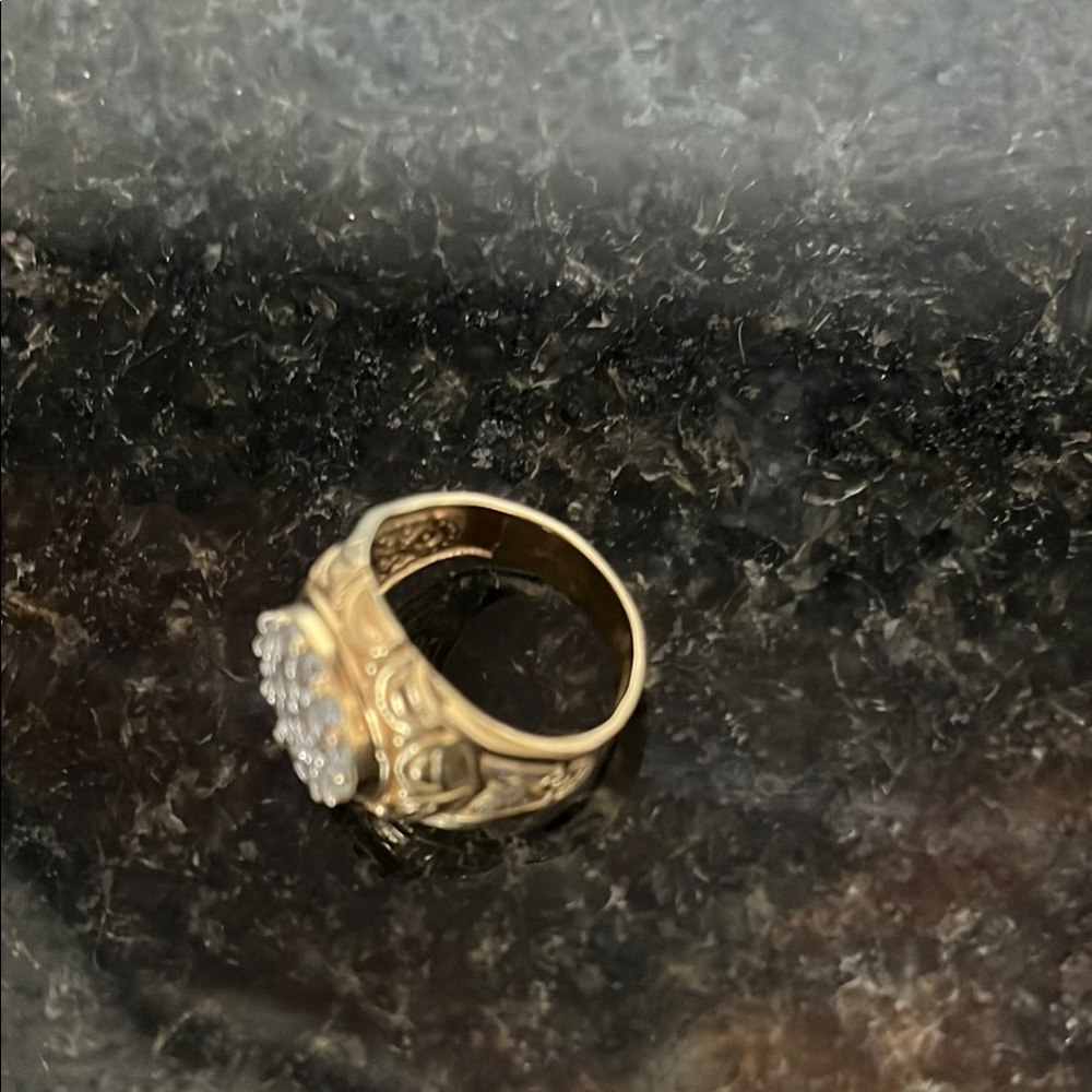 Elegant Gold and Silver Ring - Picture 4 of 4
